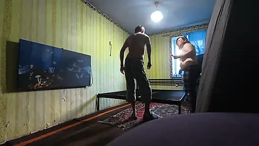 Hinter den kulissen, ungeschnitten. Wir bauen ein neues sexbett