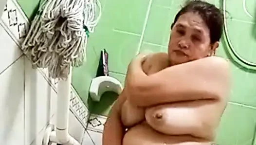 Assy want to taking a bath .she wants yo see my dick
