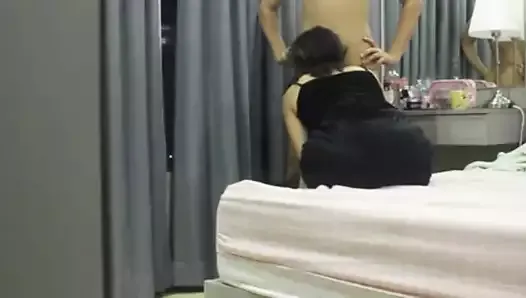 Горячая девушка-брюнетка с натуральными сиськами показывает свое тело и страстно трахается в любительском видео