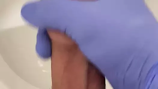 Doktor hastanedeki bir tuvalette lateks eldivenlerle mastürbasyon yapıyor