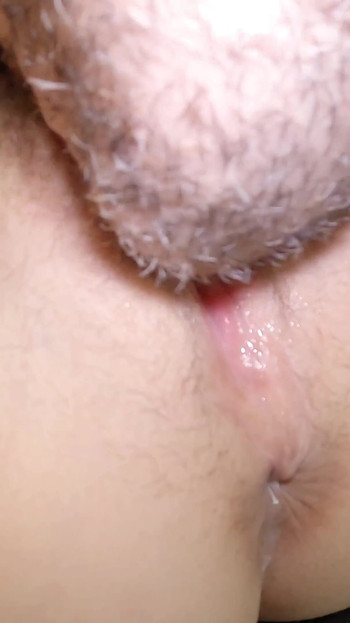 Moment épique avec « Une chatte non rasée incroyable avec squirt dans une bouffage extrême en gros plan »