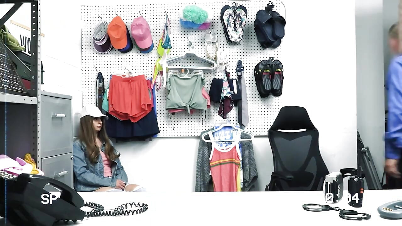 Shoplyfter - Drska mlada kurvica pušta obezbeđenju da joj razvuče tinejdžersku pičku i napuni je spermom kako bi izbegla kaznu