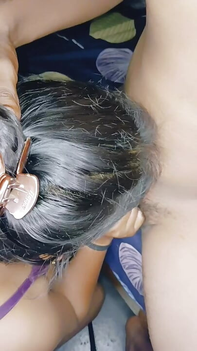 أنا أمارس الجنس مع الهندي ديسي بهابي عندما كانت تصبح قرنية جدا ، تمتص قضيبي وأنا أمارس الجنس معها برفق شديد