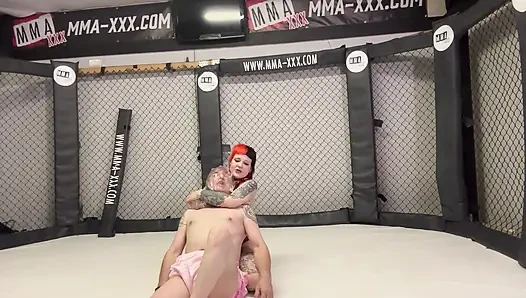 Pvc üvey anne mma kafesinde kadın kılıklıya işkence ediyor - uyluk kontrolü ve aşağılama