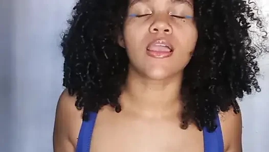 Geile milf in dessous berührt sich, bis sie kommt
