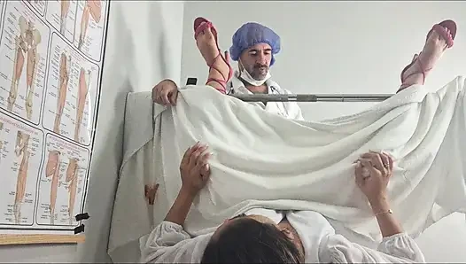 Doktor gavatın nişanlısını karşı koyamadı!