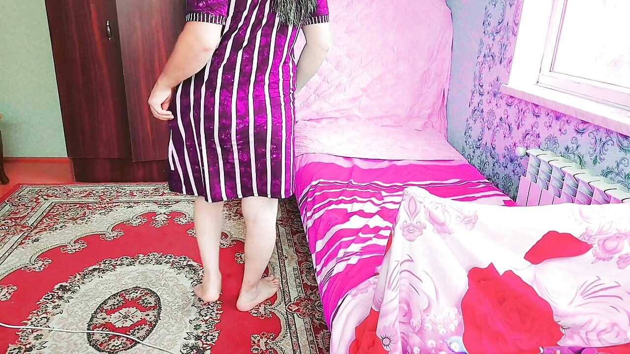 Prekrasan femboy u baršunastoj ogrlici sramežljivog pogleda