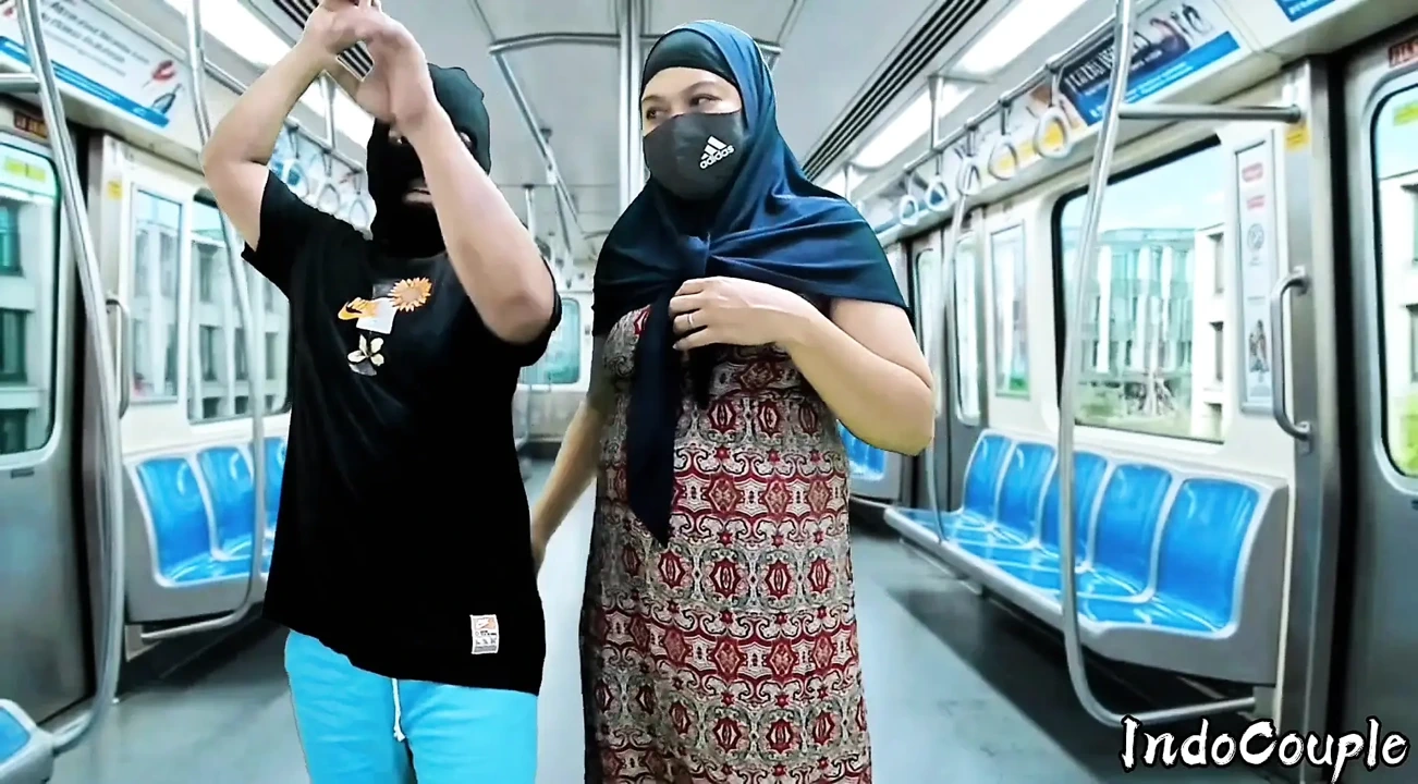 Hijab asia semok disetubuhi di dalam kereta Hijab Busty asian fucked inside a train