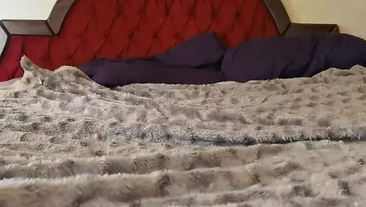 Ona binmeyi öğretiyor