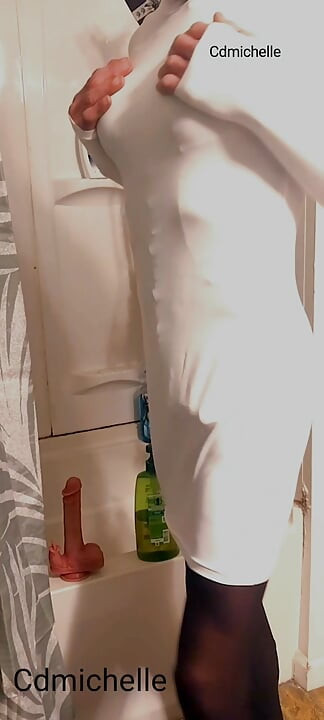 Cdmichelle u crnom jednodijelnom bodiju, a zatim oblači seksi bijelu haljinu