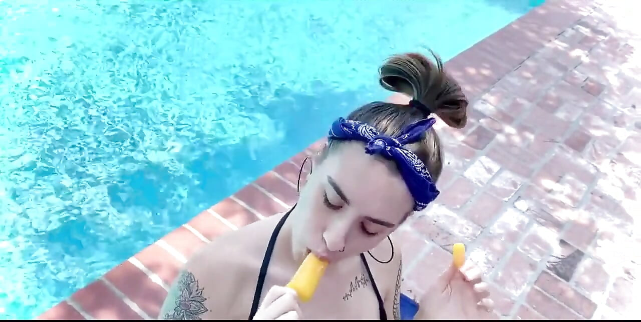 火辣毛茸茸的夏季比基尼