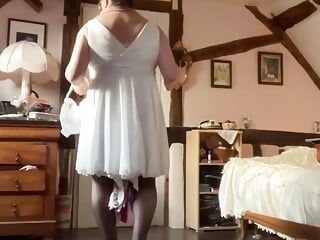 Outfit med en vit klänning för en utekväll