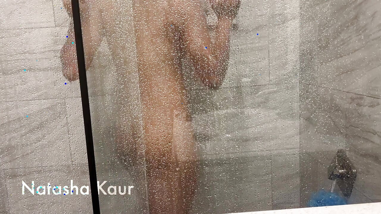 視点:君は僕がシャワーを浴びているのを見ていて、僕はシャワーセックスの後片付けをしている