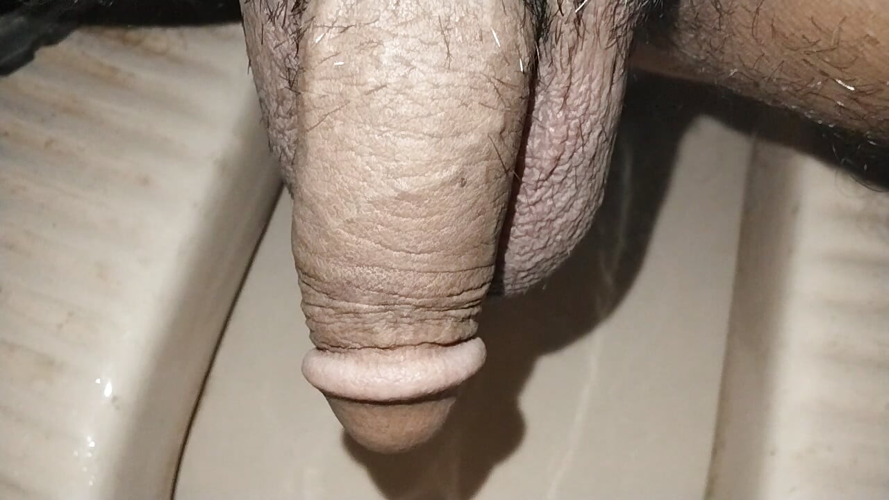 Pisse im bad, handjob
