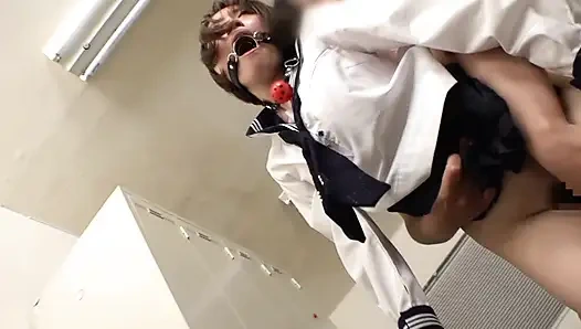 Neon Tokyo azdırıyor, parlak dudaklarla şehirde gezen taze bir taşralı kadın.