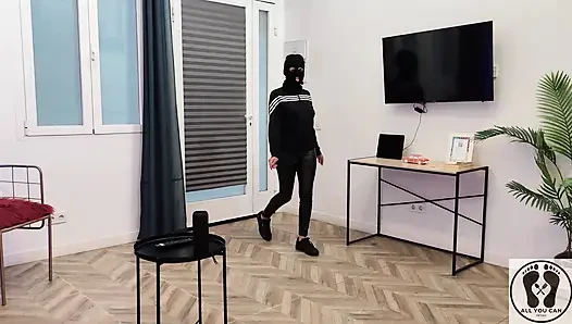 4K Stranger Ana Spears Breaks Into the House