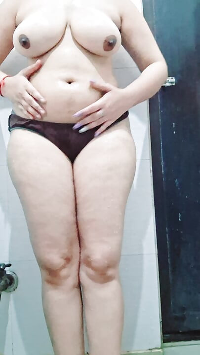 Desi bhabhi ko pataya aur fir nahate hue dekha chupke s