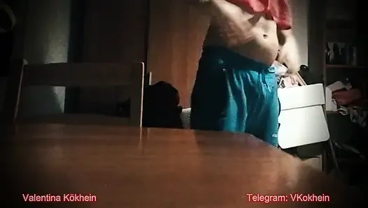 İtaatkar bir evli kadının gerçeği: özel kahkaha ve yarak tokatlaması. Yazıtsız.