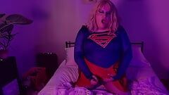 Sissy-supergirl spricht schmutzig, während sie mit sich selbst spielt