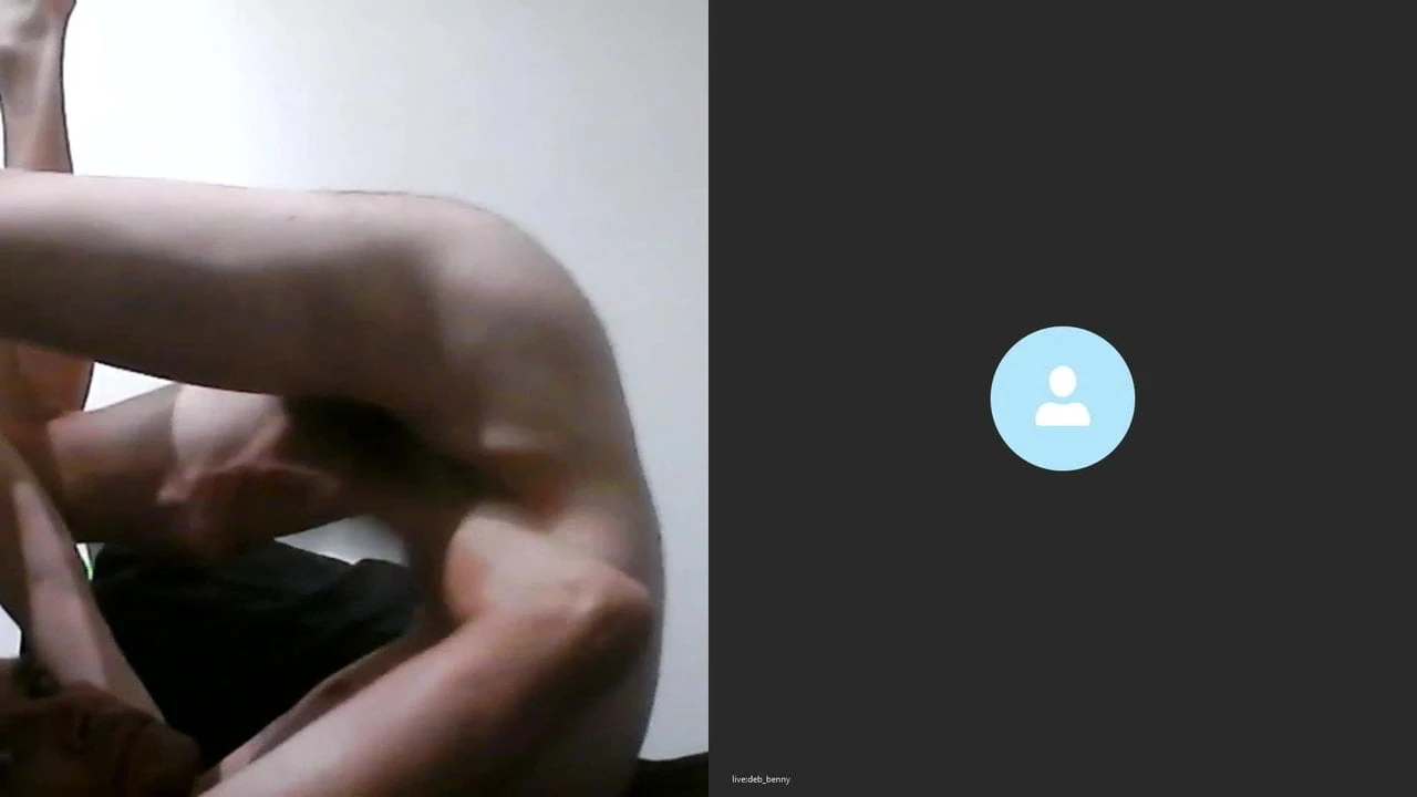 Sissy chupando seu próprio pau