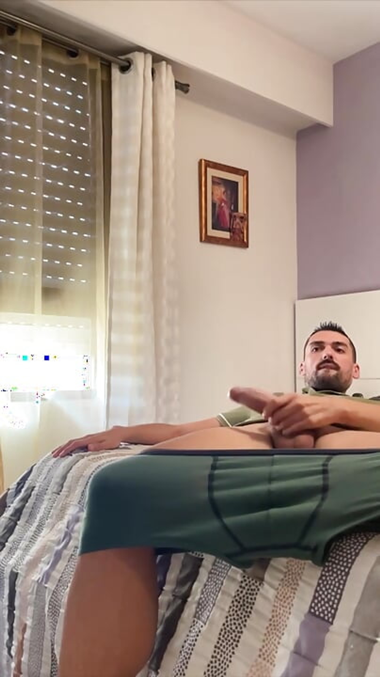 Tati sexy se masturbează solo în clip verbal cu ejaculare uriașă la final