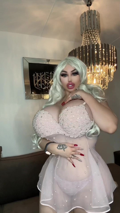 Jiran MILF yang kesepian meminta gula - menggoda lelaki muda