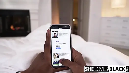 Die freche blonde amber moore wird von bbc weit gedehnt