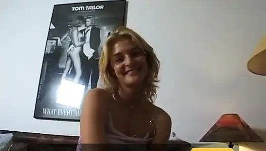 Sarışın fahişe amcığını oynuyor