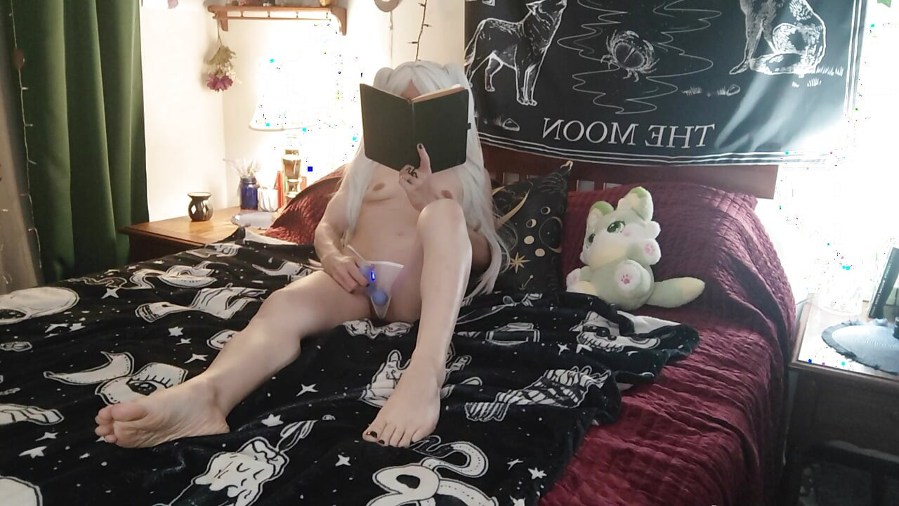 Frieren es atrapada masturbándose y no puede contener su lujuria