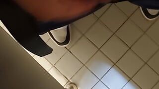 Masturbándose en un baño público