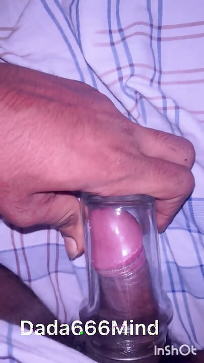 Індійський хлопець мастурбує зі скляною баночкою