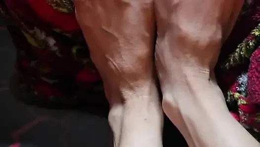 Melove seksi küçük küçük ayakları temizliyor
