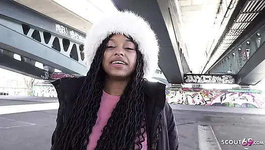 Alman izci - zenci kız Vicky Menage için oyuncu seçmelerinde prezervatifsiz anal seks