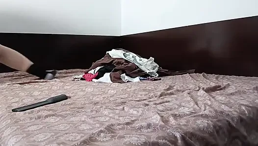 Сексуальная Латина Примеряет И Обрезает Одежду