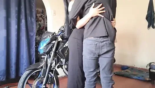 Adik tiriku nyepong kontolku dan nyepong kontolku sebelum aku entot dia habis-habisan dengan motorku