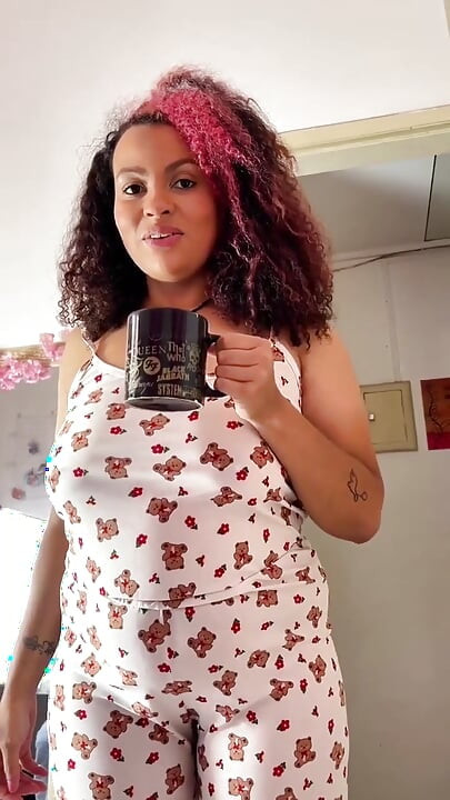 Latina con curvas pedos en lindo pijama
