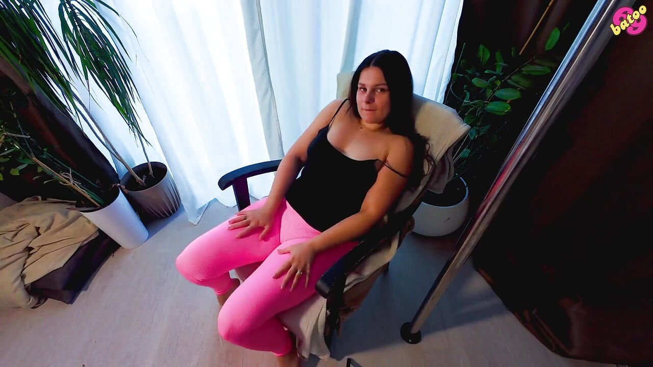 Heiße amateur-MILf masturbiert, wenn sie allein zu hause ist