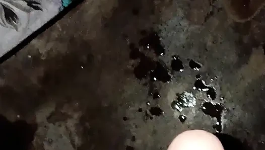 Sister-in-law's bad fucking and spreading both her legs, put the whole penis and took out the piss from the pussy.