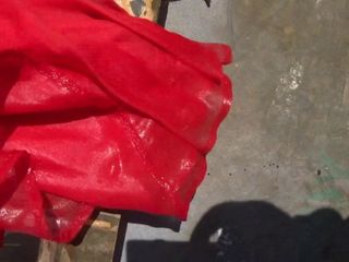 Czerwona 4 sukienka w koszu publicznym