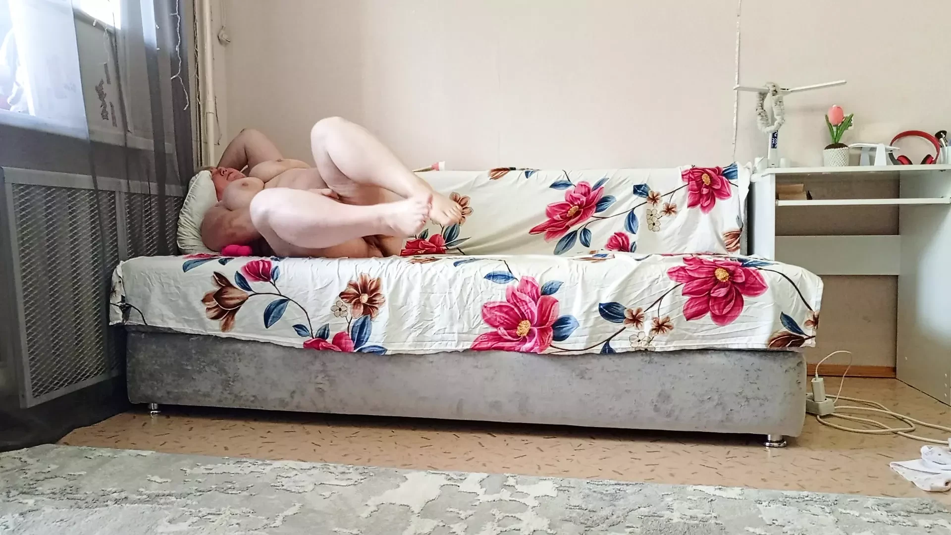 Svekrva provodi vreme masturbirajući svoju veliku dlakavu pičku igračkama