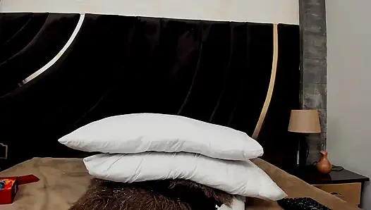 Göğüslerimle oynarken odamda beni gözetle