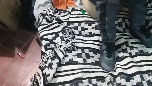 Девушка в платье Монтано с матрасом на полу