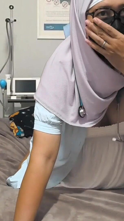 doctorul verifică pacientul dacă se poate fute. | Clip 2