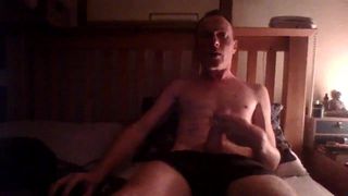 Eu amo assistir meu próprio pornô na cama e se masturbar até eu gozar.