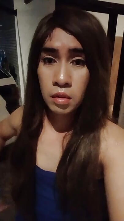 Crossdresser caminando por todo el edificio y corrida en solitario.
