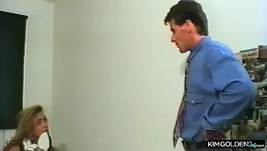 Heisse Blondine blaest und wird gefingert