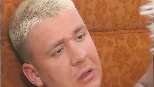 Blonde GILF saugt Schwanz, während sie doggy gefickt wird