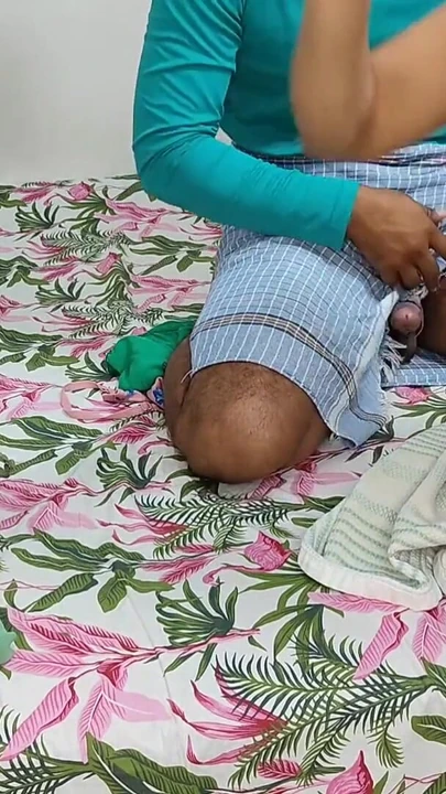 Must-see moment from "Komal took off her clothes and went to take a bath, the brother came and was listening to her climb"