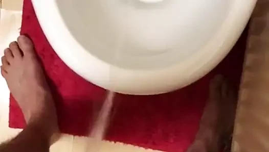 pissing içinde the tuvalet