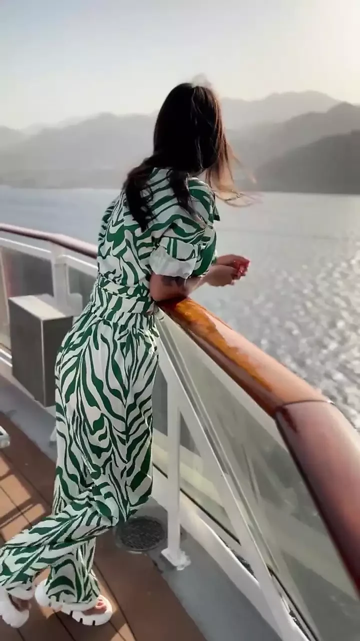 Monika Fox krooj jahaj ke dek par nagn ho jati hai